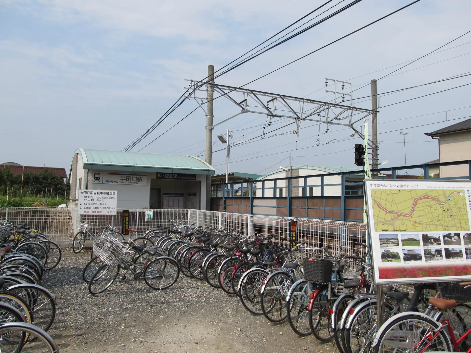 地方の駅前に並ぶ通勤用の自転車
