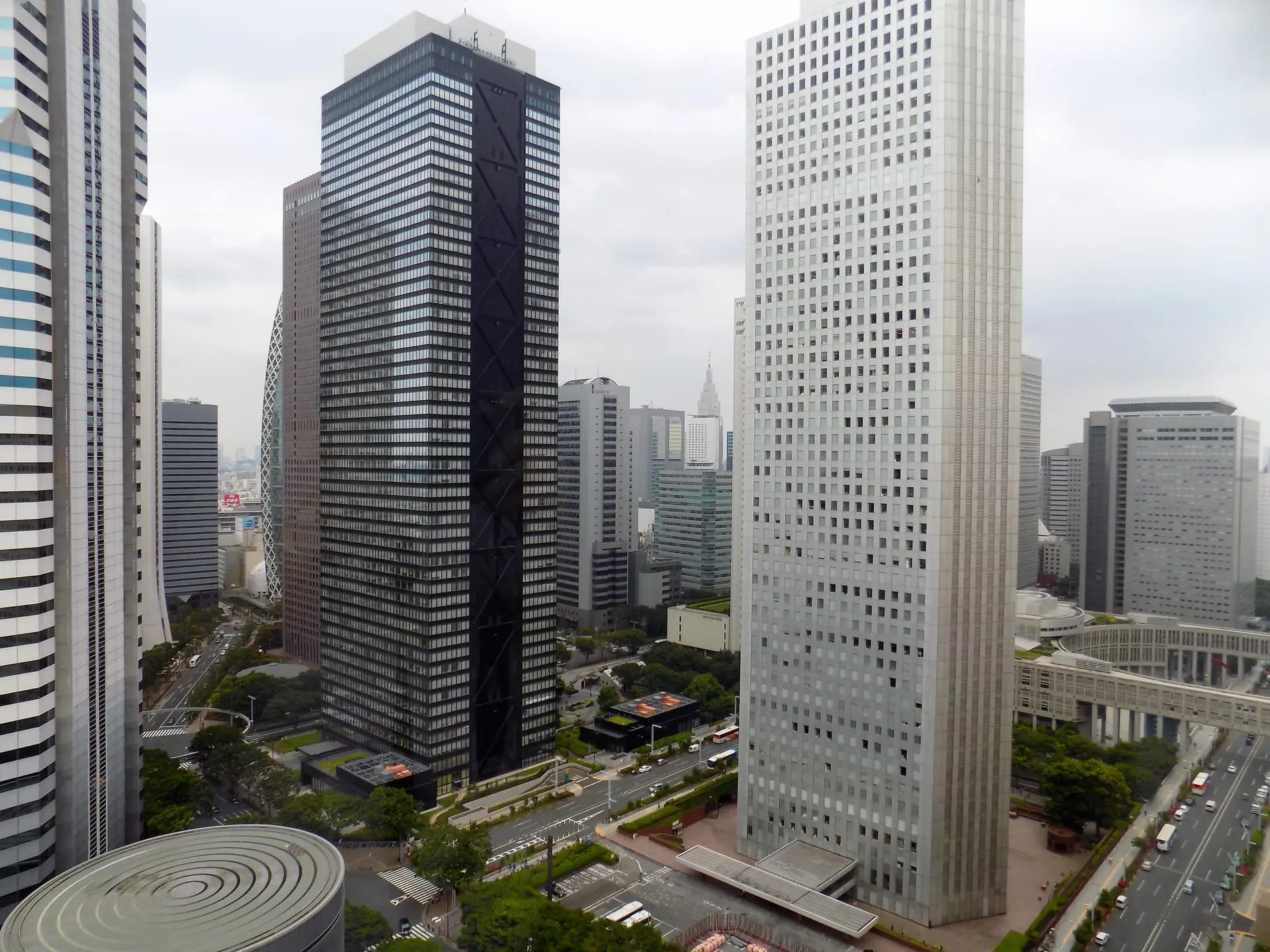 東京・西新宿の高層オフィスビル群