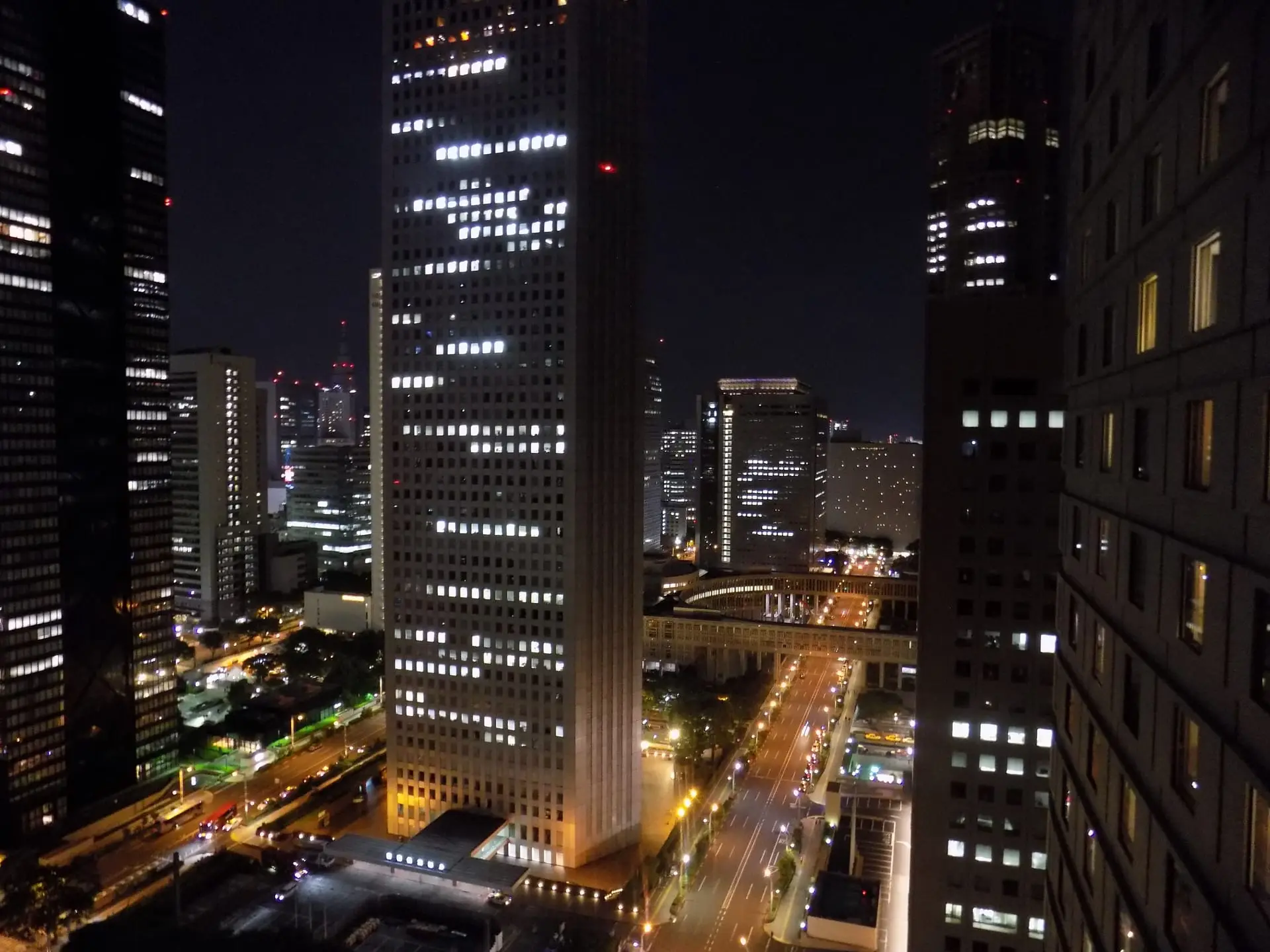 夜間の東京・西新宿のオフィスビル街